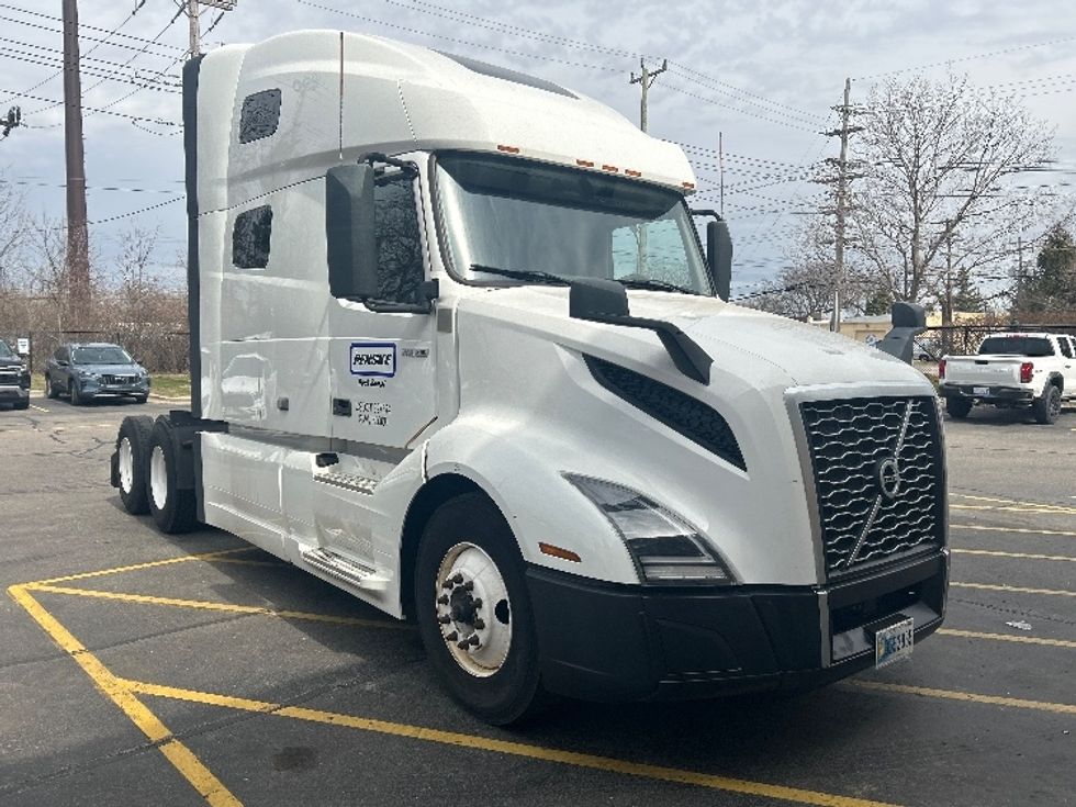 Sleeper Tractor-Heavy Duty Tractors-Volvo-2022-VNL64760-Plymouth-MI-298,753\n\t\tmiles-$ 83,500 - Image 1