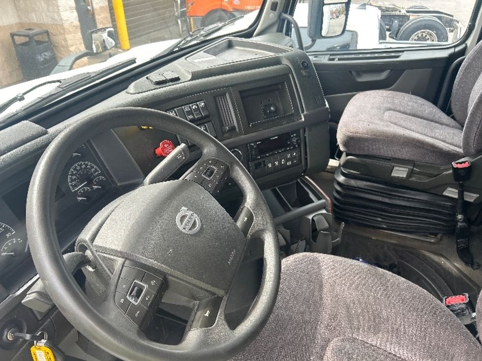 Sleeper Tractor-Heavy Duty Tractors-Volvo-2022-VNL64760-Plymouth-MI-298,753\n\t\tmiles-$ 83,500 - Image 10