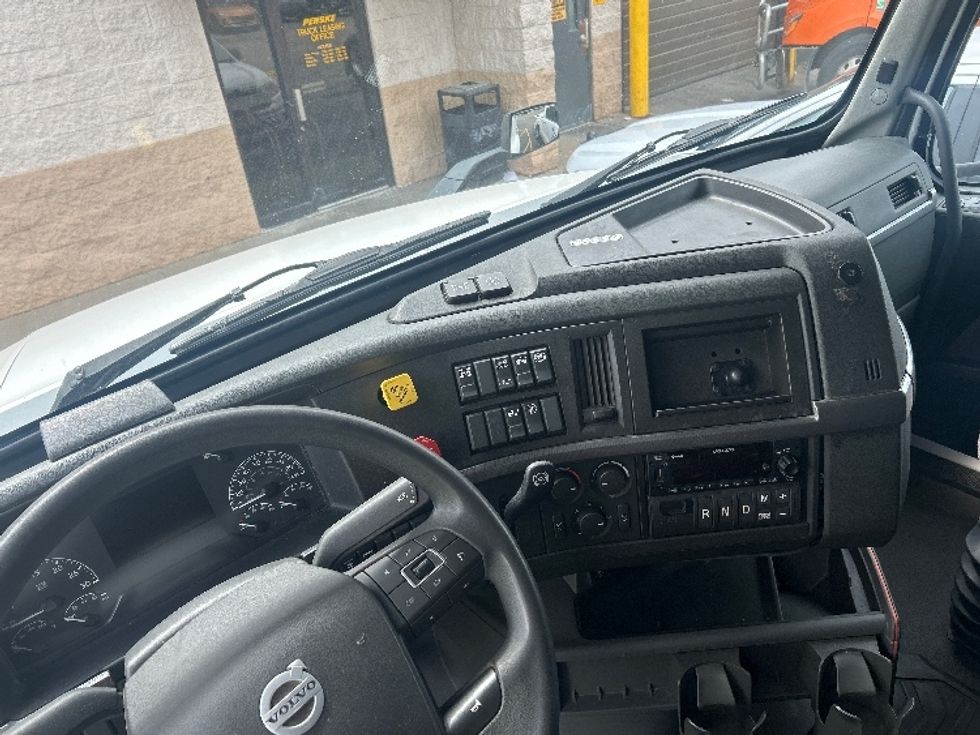 Sleeper Tractor-Heavy Duty Tractors-Volvo-2022-VNL64760-Plymouth-MI-298,753\n\t\tmiles-$ 83,500 - Image 11