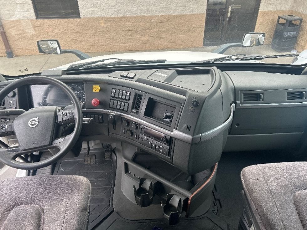 Sleeper Tractor-Heavy Duty Tractors-Volvo-2022-VNL64760-Plymouth-MI-298,753\n\t\tmiles-$ 83,500 - Image 12