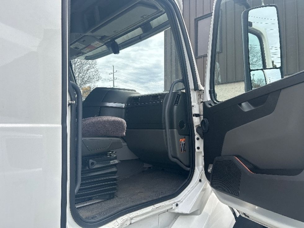 Sleeper Tractor-Heavy Duty Tractors-Volvo-2022-VNL64760-Plymouth-MI-298,753\n\t\tmiles-$ 83,500 - Image 13