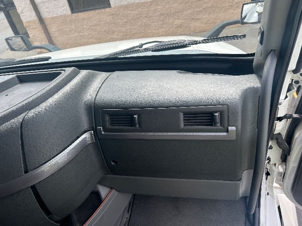 Sleeper Tractor-Heavy Duty Tractors-Volvo-2022-VNL64760-Plymouth-MI-298,753\n\t\tmiles-$ 83,500 - Image 14