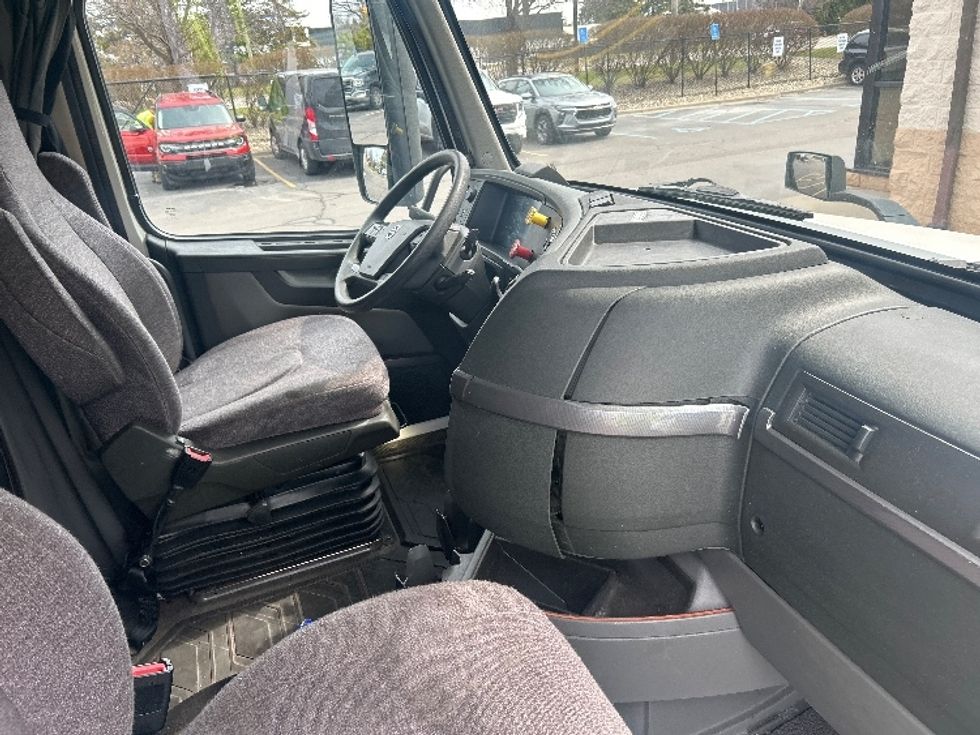 Sleeper Tractor-Heavy Duty Tractors-Volvo-2022-VNL64760-Plymouth-MI-298,753\n\t\tmiles-$ 83,500 - Image 15