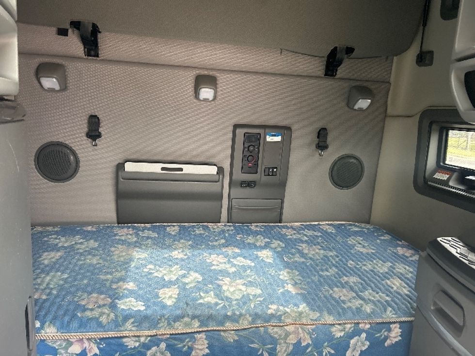 Sleeper Tractor-Heavy Duty Tractors-Volvo-2022-VNL64760-Plymouth-MI-298,753\n\t\tmiles-$ 83,500 - Image 16