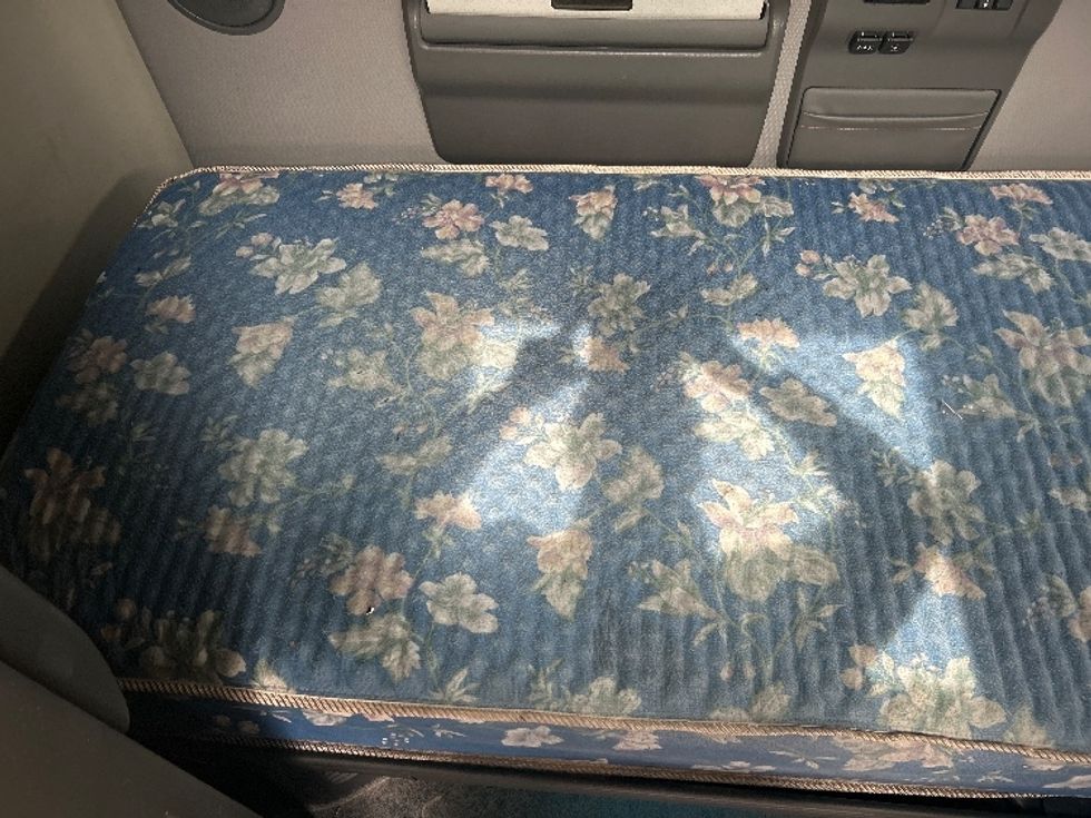 Sleeper Tractor-Heavy Duty Tractors-Volvo-2022-VNL64760-Plymouth-MI-298,753\n\t\tmiles-$ 83,500 - Image 17