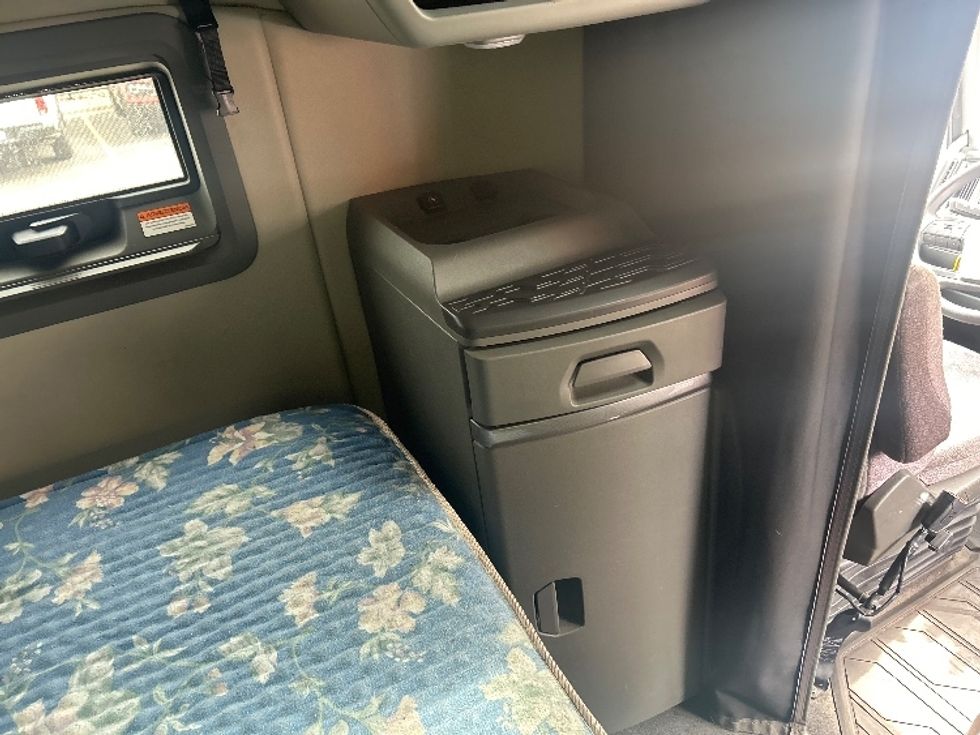 Sleeper Tractor-Heavy Duty Tractors-Volvo-2022-VNL64760-Plymouth-MI-298,753\n\t\tmiles-$ 83,500 - Image 18