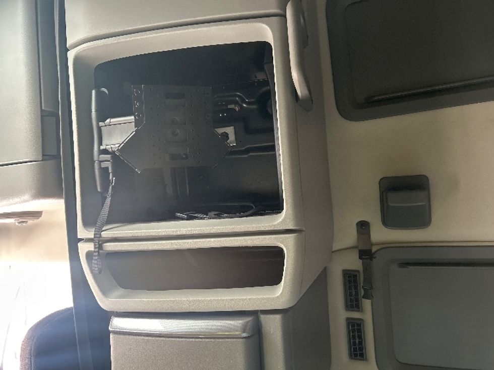 Sleeper Tractor-Heavy Duty Tractors-Volvo-2022-VNL64760-Plymouth-MI-298,753\n\t\tmiles-$ 83,500 - Image 19