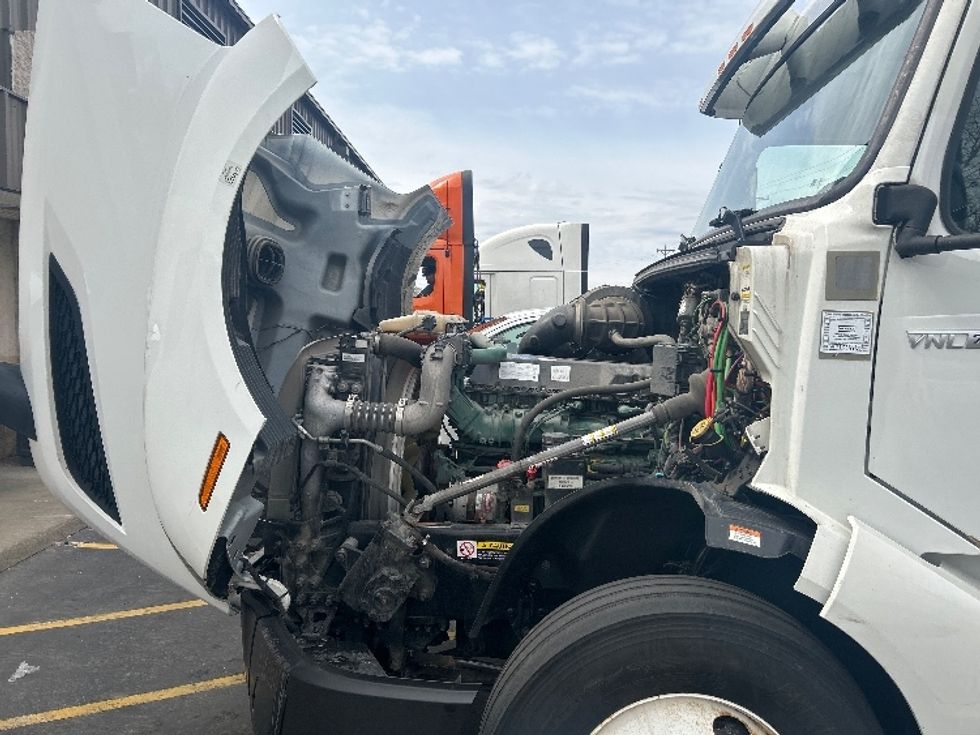 Sleeper Tractor-Heavy Duty Tractors-Volvo-2022-VNL64760-Plymouth-MI-298,753\n\t\tmiles-$ 83,500 - Image 21