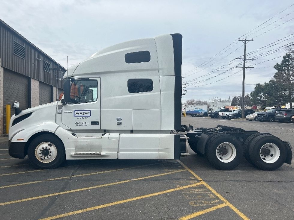 Sleeper Tractor-Heavy Duty Tractors-Volvo-2022-VNL64760-Plymouth-MI-298,753\n\t\tmiles-$ 83,500 - Image 4