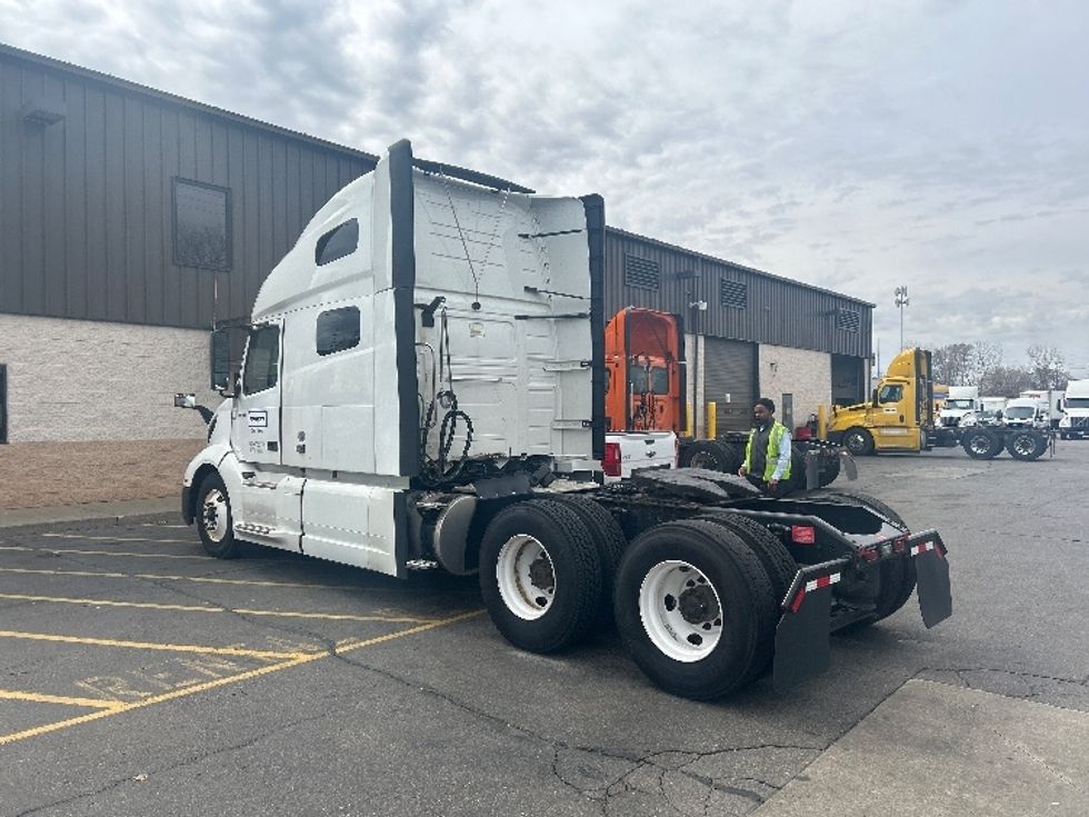Sleeper Tractor-Heavy Duty Tractors-Volvo-2022-VNL64760-Plymouth-MI-298,753\n\t\tmiles-$ 83,500 - Image 5