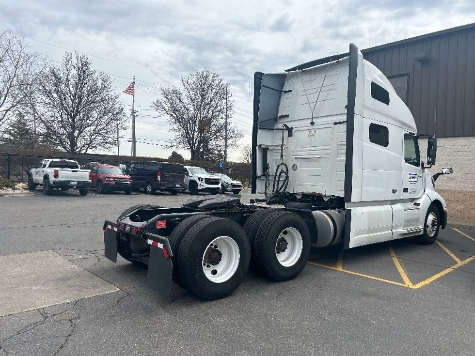 Sleeper Tractor-Heavy Duty Tractors-Volvo-2022-VNL64760-Plymouth-MI-298,753\n\t\tmiles-$ 83,500 - Image 7