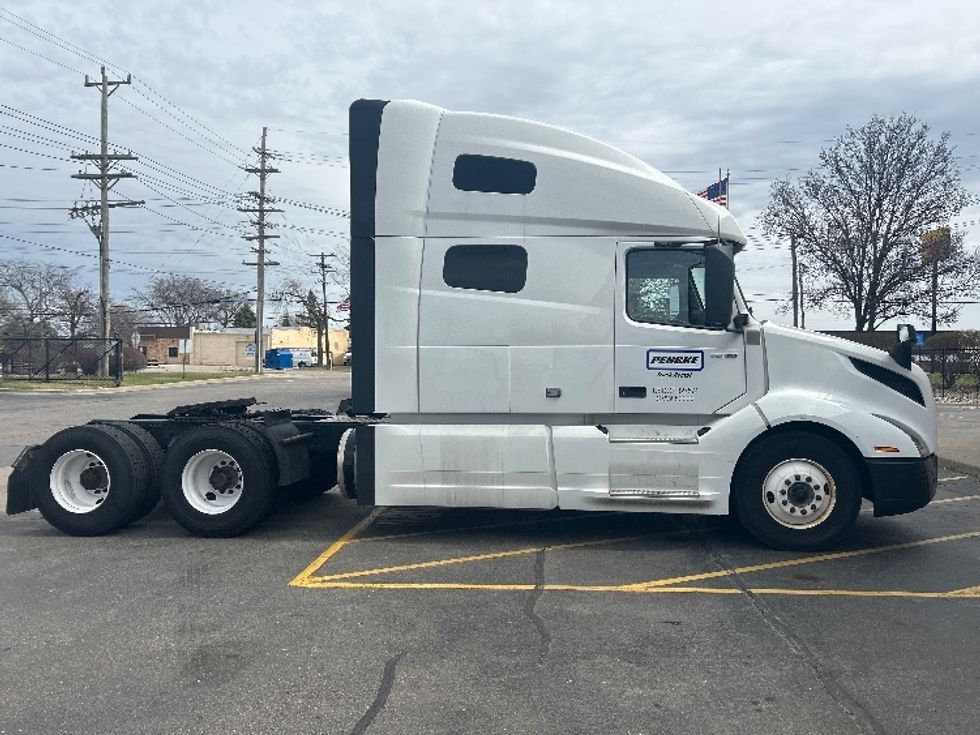 Sleeper Tractor-Heavy Duty Tractors-Volvo-2022-VNL64760-Plymouth-MI-298,753\n\t\tmiles-$ 83,500 - Image 8