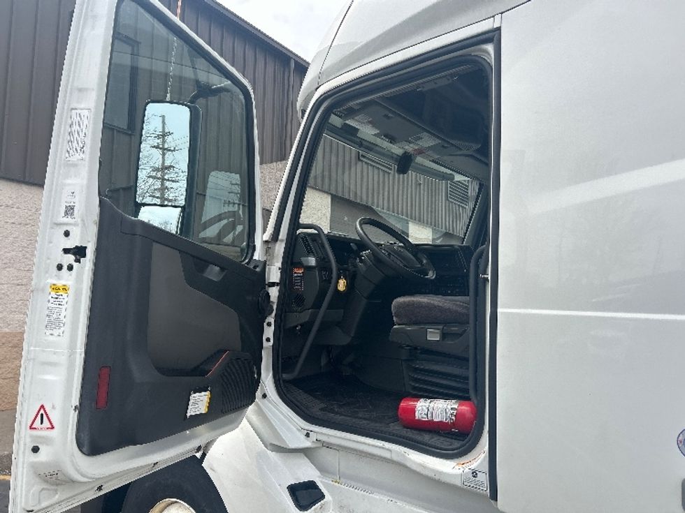 Sleeper Tractor-Heavy Duty Tractors-Volvo-2022-VNL64760-Plymouth-MI-298,753\n\t\tmiles-$ 83,500 - Image 9
