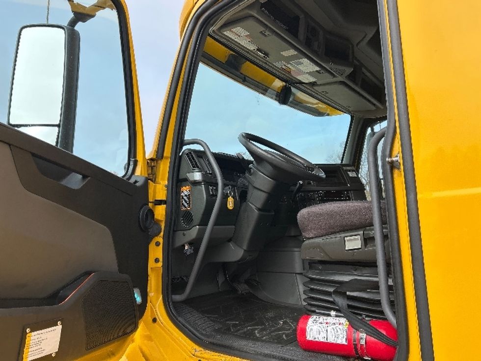 Sleeper Tractor-Heavy Duty Tractors-Volvo-2022-VNL64760-Poplar Bluff-MO-284,513\n\t\tmiles-$ 91,250 - Image 9