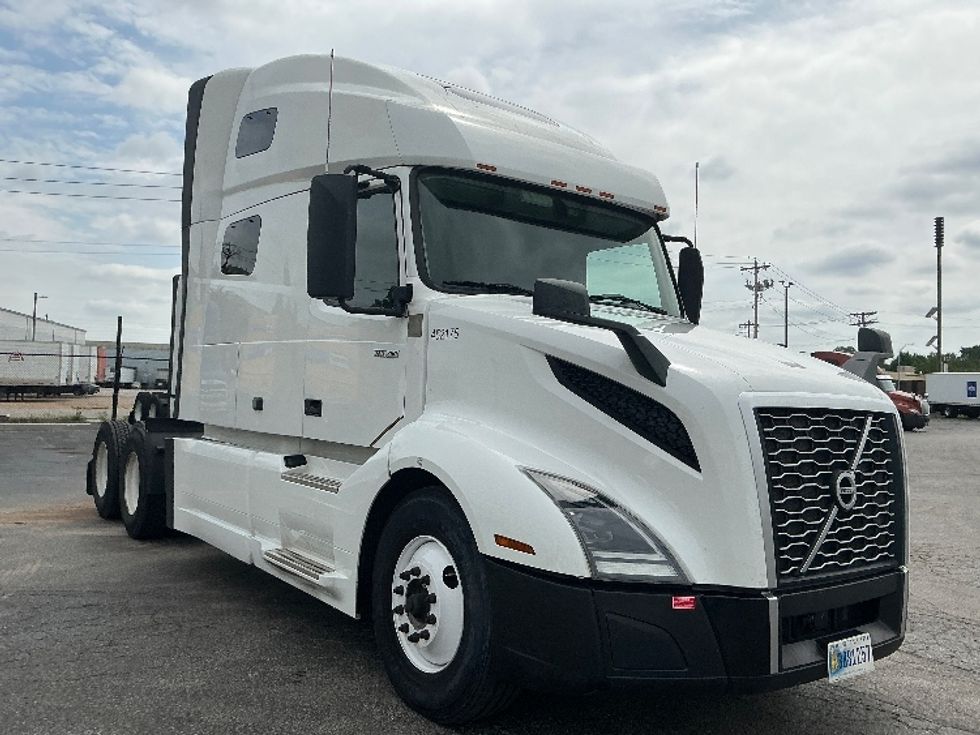 Sleeper Tractor-Heavy Duty Tractors-Volvo-2022-VNL64760-Poplar Bluff-MO-422,011\n\t\tmiles-$ 85,250 - Image 1