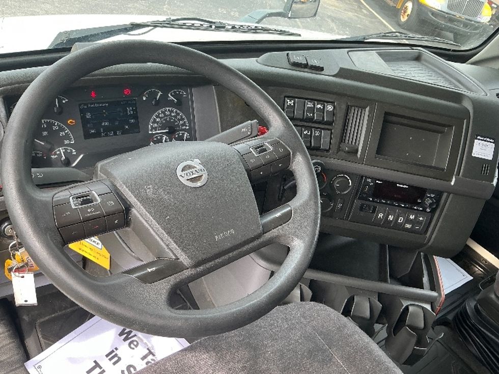 Sleeper Tractor-Heavy Duty Tractors-Volvo-2022-VNL64760-Poplar Bluff-MO-422,011\n\t\tmiles-$ 85,250 - Image 11