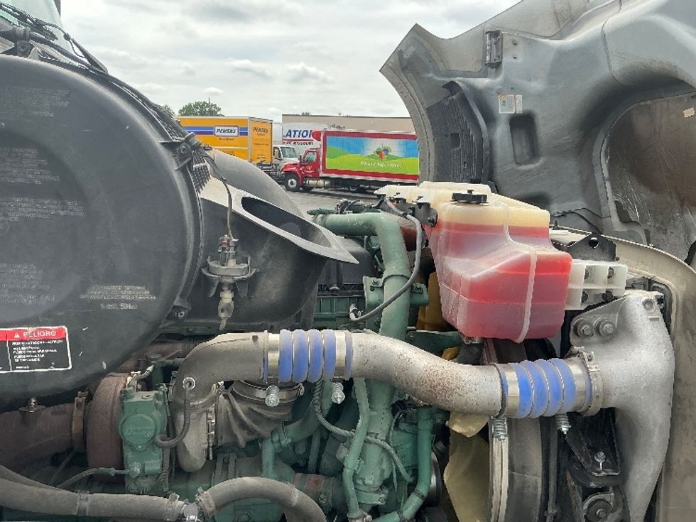 Sleeper Tractor-Heavy Duty Tractors-Volvo-2022-VNL64760-Poplar Bluff-MO-422,011\n\t\tmiles-$ 85,250 - Image 20