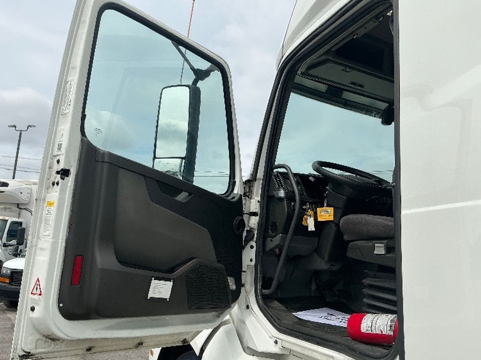 Sleeper Tractor-Heavy Duty Tractors-Volvo-2022-VNL64760-Poplar Bluff-MO-422,011\n\t\tmiles-$ 85,250 - Image 22