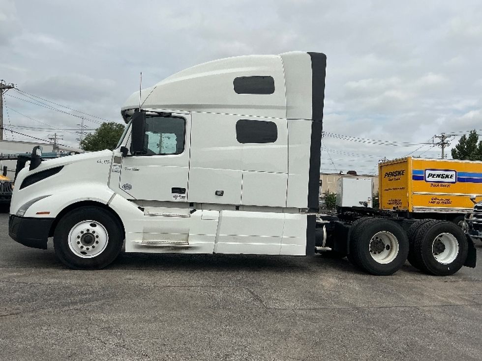 Sleeper Tractor-Heavy Duty Tractors-Volvo-2022-VNL64760-Poplar Bluff-MO-422,011\n\t\tmiles-$ 85,250 - Image 4
