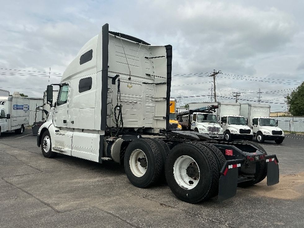 Sleeper Tractor-Heavy Duty Tractors-Volvo-2022-VNL64760-Poplar Bluff-MO-422,011\n\t\tmiles-$ 85,250 - Image 5