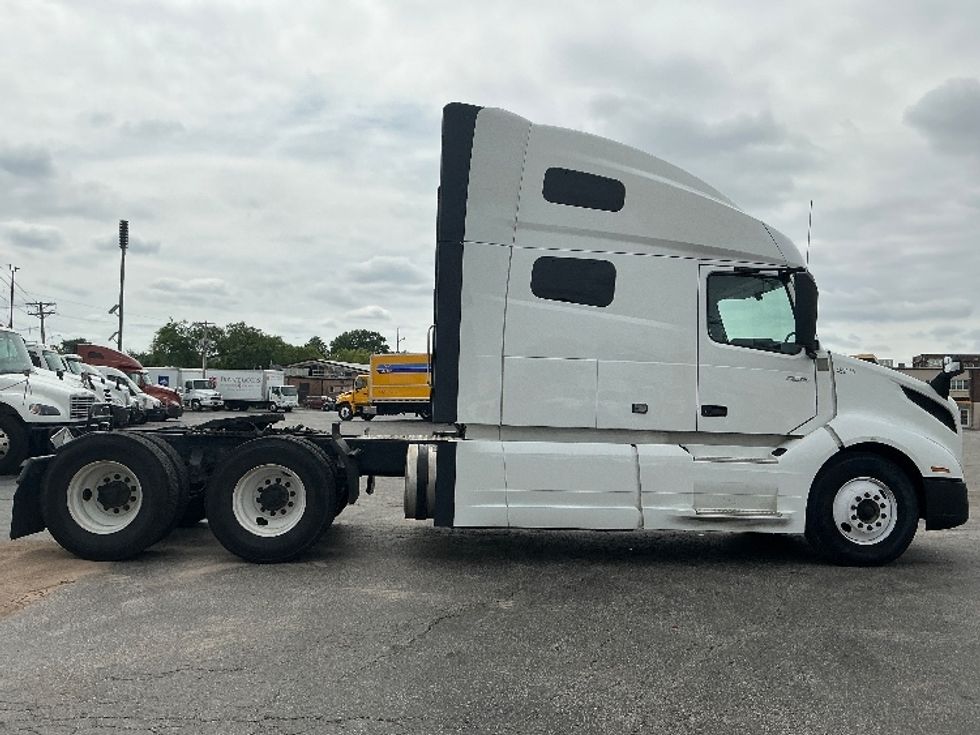 Sleeper Tractor-Heavy Duty Tractors-Volvo-2022-VNL64760-Poplar Bluff-MO-422,011\n\t\tmiles-$ 85,250 - Image 8