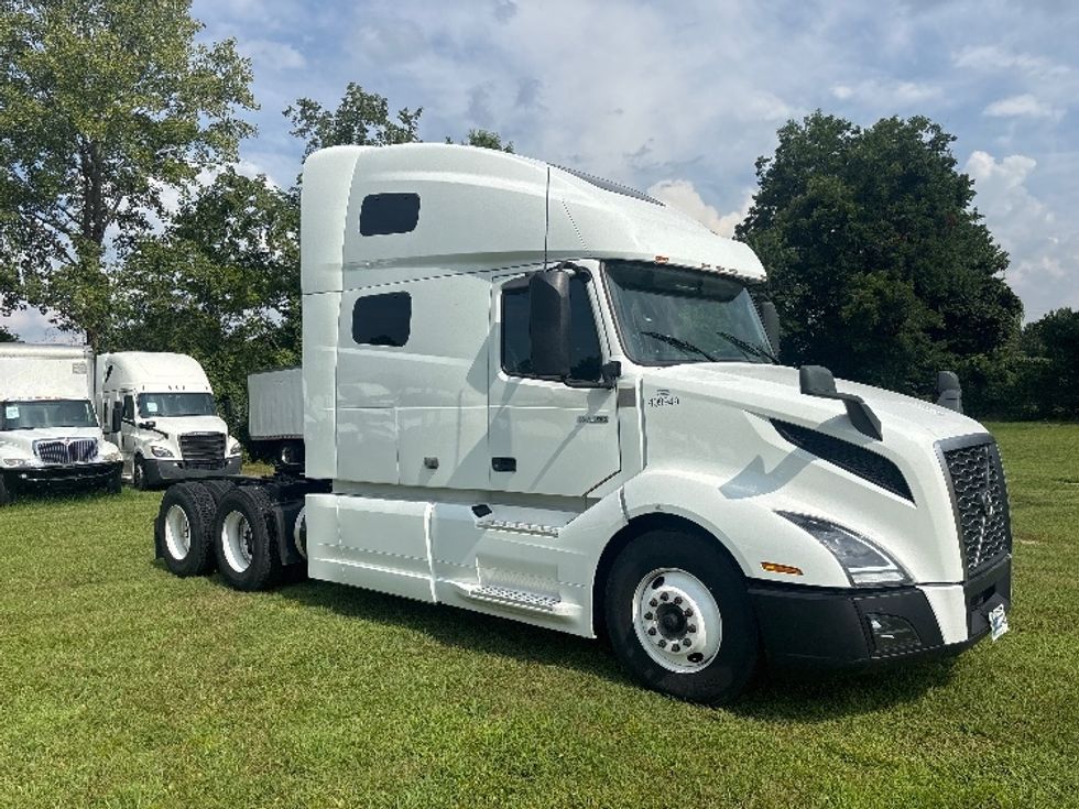 Sleeper Tractor-Heavy Duty Tractors-Volvo-2022-VNL64760-Poplar Bluff-MO-481,564\n\t\tmiles-$ 75,000 - Image 1