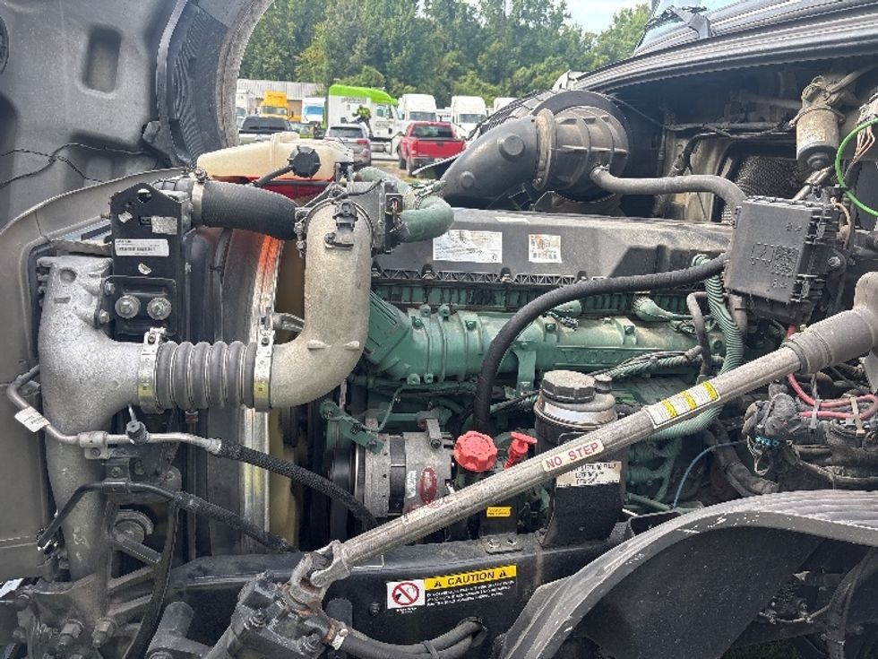 Sleeper Tractor-Heavy Duty Tractors-Volvo-2022-VNL64760-Poplar Bluff-MO-481,564\n\t\tmiles-$ 75,000 - Image 18
