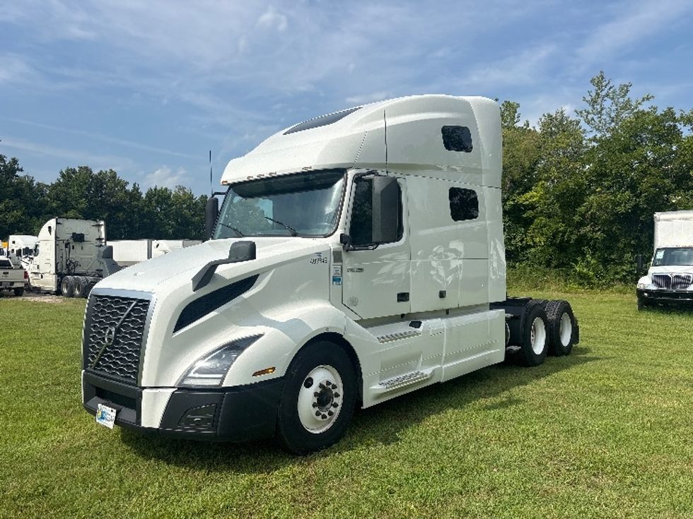 Sleeper Tractor-Heavy Duty Tractors-Volvo-2022-VNL64760-Poplar Bluff-MO-481,564\n\t\tmiles-$ 75,000 - Image 2