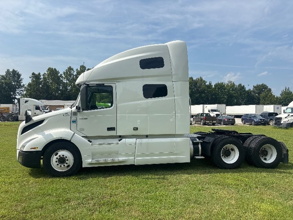 Sleeper Tractor-Heavy Duty Tractors-Volvo-2022-VNL64760-Poplar Bluff-MO-481,564\n\t\tmiles-$ 75,000 - Image 3