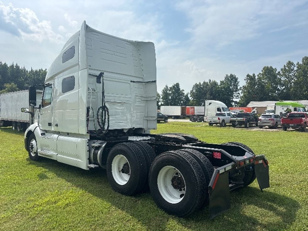 Sleeper Tractor-Heavy Duty Tractors-Volvo-2022-VNL64760-Poplar Bluff-MO-481,564\n\t\tmiles-$ 75,000 - Image 4
