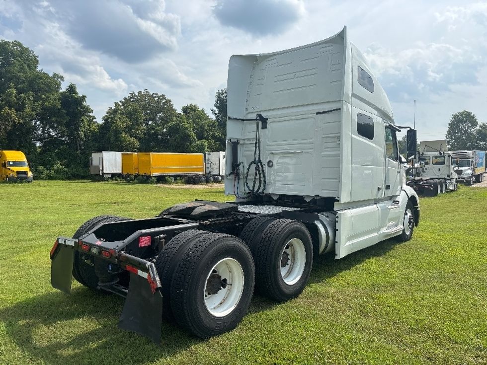 Sleeper Tractor-Heavy Duty Tractors-Volvo-2022-VNL64760-Poplar Bluff-MO-481,564\n\t\tmiles-$ 75,000 - Image 6