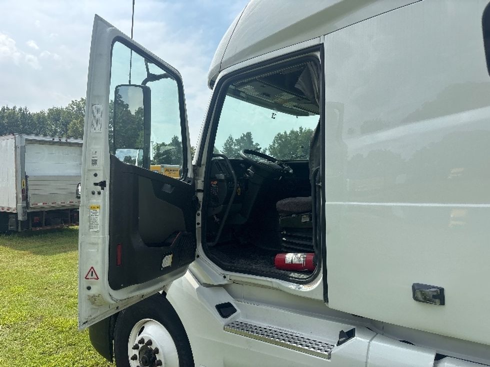 Sleeper Tractor-Heavy Duty Tractors-Volvo-2022-VNL64760-Poplar Bluff-MO-481,564\n\t\tmiles-$ 75,000 - Image 7
