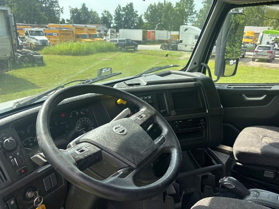 Sleeper Tractor-Heavy Duty Tractors-Volvo-2022-VNL64760-Poplar Bluff-MO-481,564\n\t\tmiles-$ 75,000 - Image 8