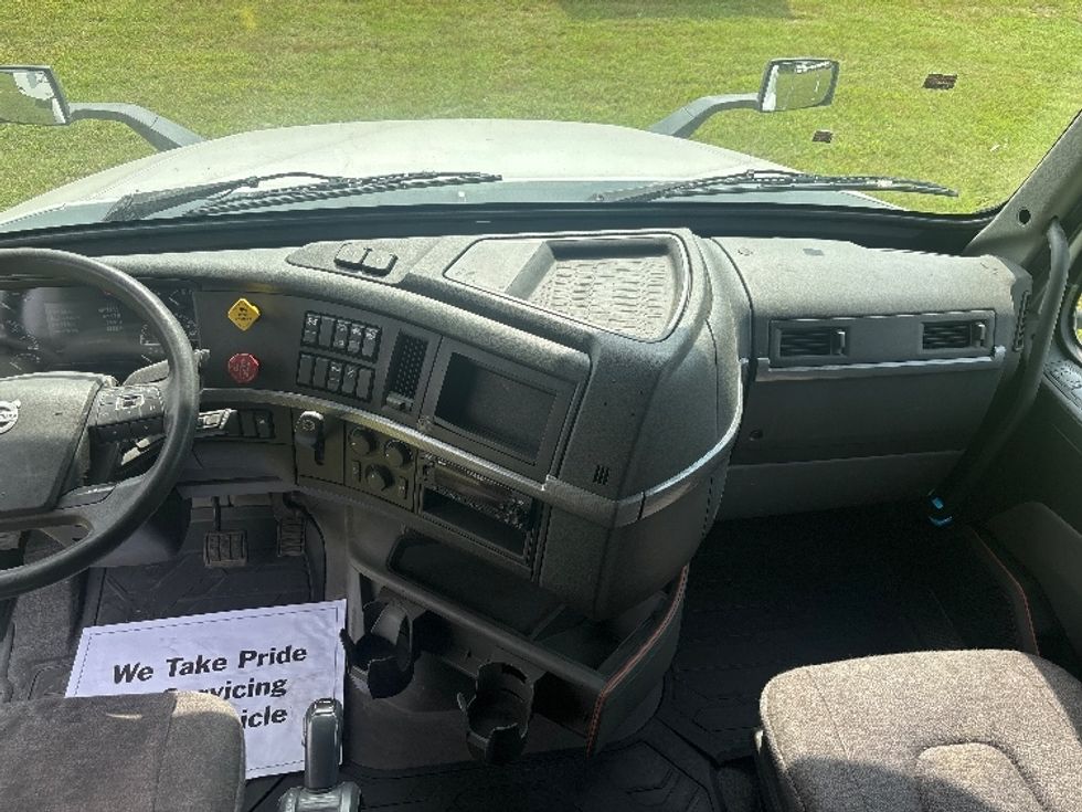 Sleeper Tractor-Heavy Duty Tractors-Volvo-2022-VNL64760-Poplar Bluff-MO-481,564\n\t\tmiles-$ 75,000 - Image 9