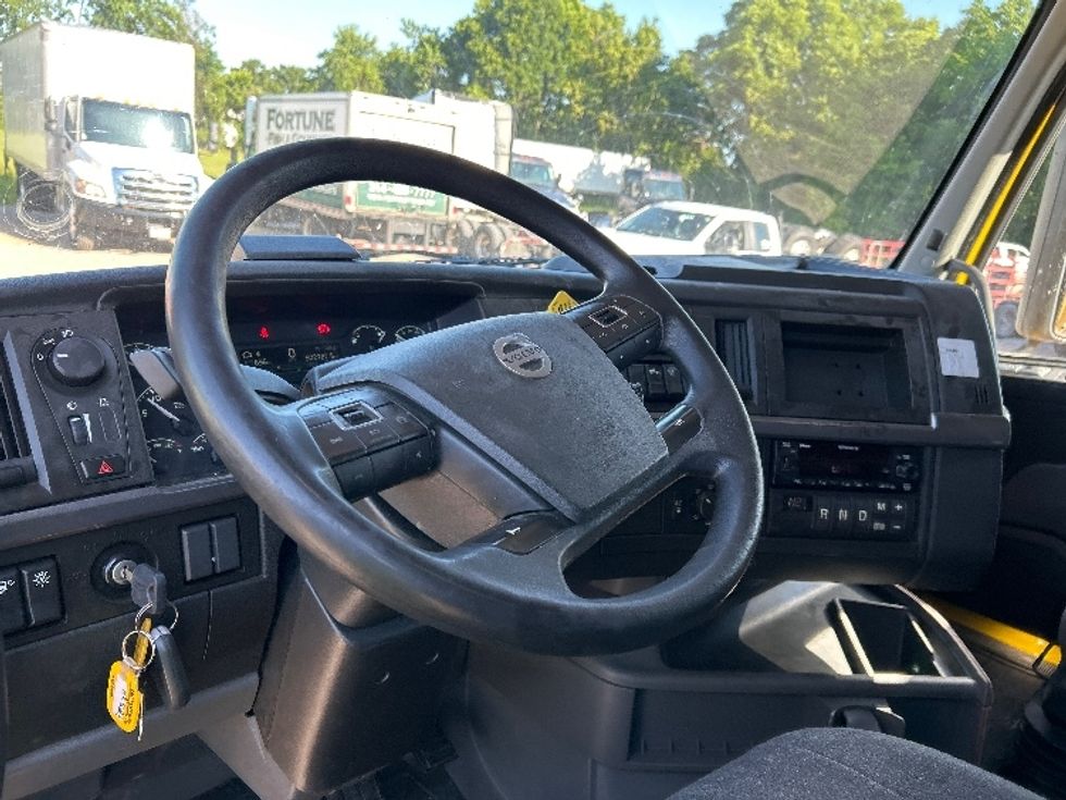 Sleeper Tractor-Heavy Duty Tractors-Volvo-2022-VNL64760-Poplar Bluff-MO-502,727\n\t\tmiles-$ 74,250 - Image 11