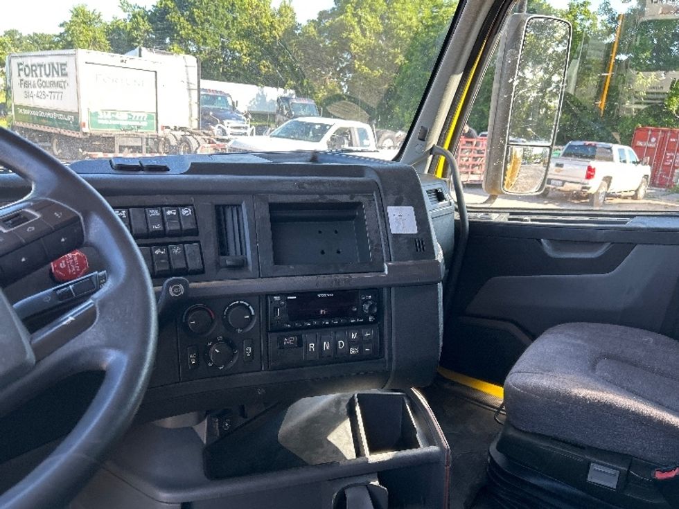 Sleeper Tractor-Heavy Duty Tractors-Volvo-2022-VNL64760-Poplar Bluff-MO-502,727\n\t\tmiles-$ 74,250 - Image 12