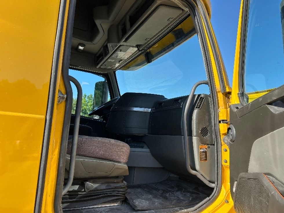 Sleeper Tractor-Heavy Duty Tractors-Volvo-2022-VNL64760-Poplar Bluff-MO-502,727\n\t\tmiles-$ 74,250 - Image 13