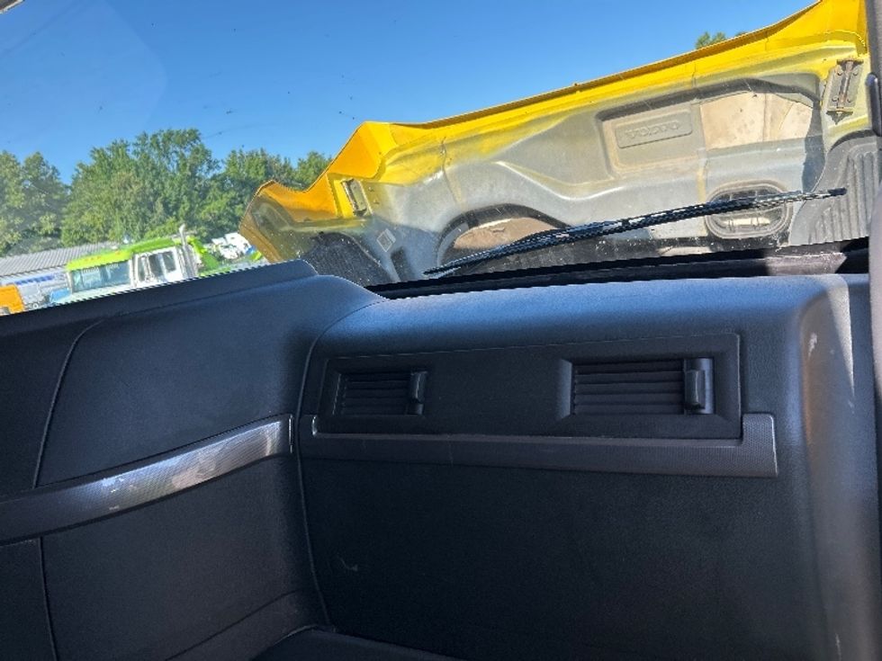 Sleeper Tractor-Heavy Duty Tractors-Volvo-2022-VNL64760-Poplar Bluff-MO-502,727\n\t\tmiles-$ 74,250 - Image 14