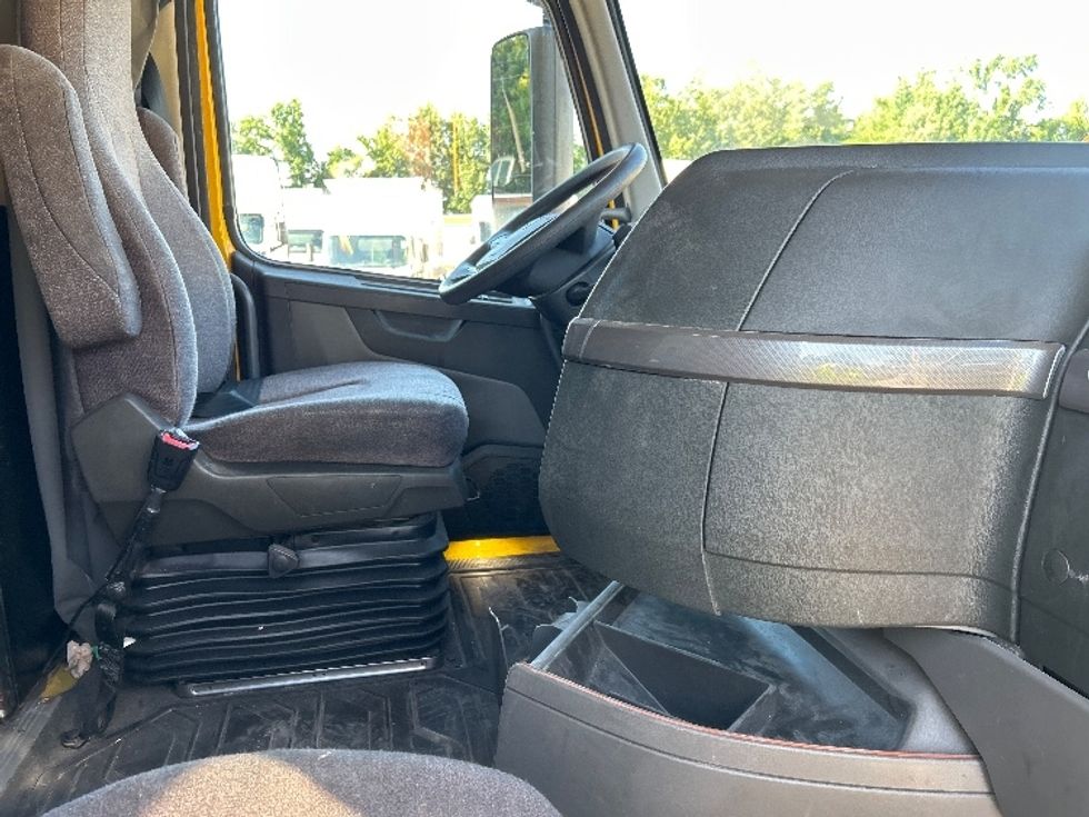 Sleeper Tractor-Heavy Duty Tractors-Volvo-2022-VNL64760-Poplar Bluff-MO-502,727\n\t\tmiles-$ 74,250 - Image 15