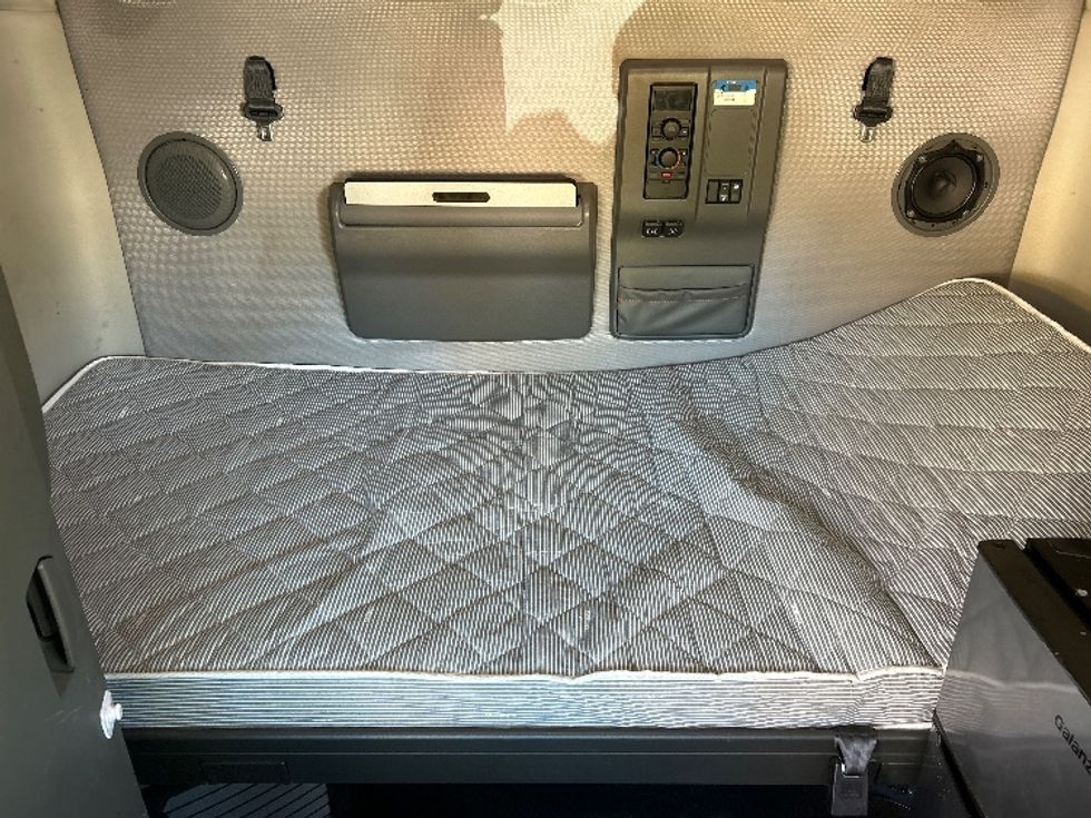 Sleeper Tractor-Heavy Duty Tractors-Volvo-2022-VNL64760-Poplar Bluff-MO-502,727\n\t\tmiles-$ 74,250 - Image 16