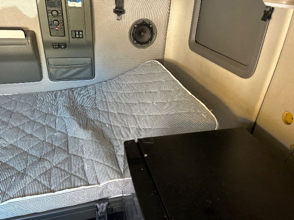 Sleeper Tractor-Heavy Duty Tractors-Volvo-2022-VNL64760-Poplar Bluff-MO-502,727\n\t\tmiles-$ 74,250 - Image 17