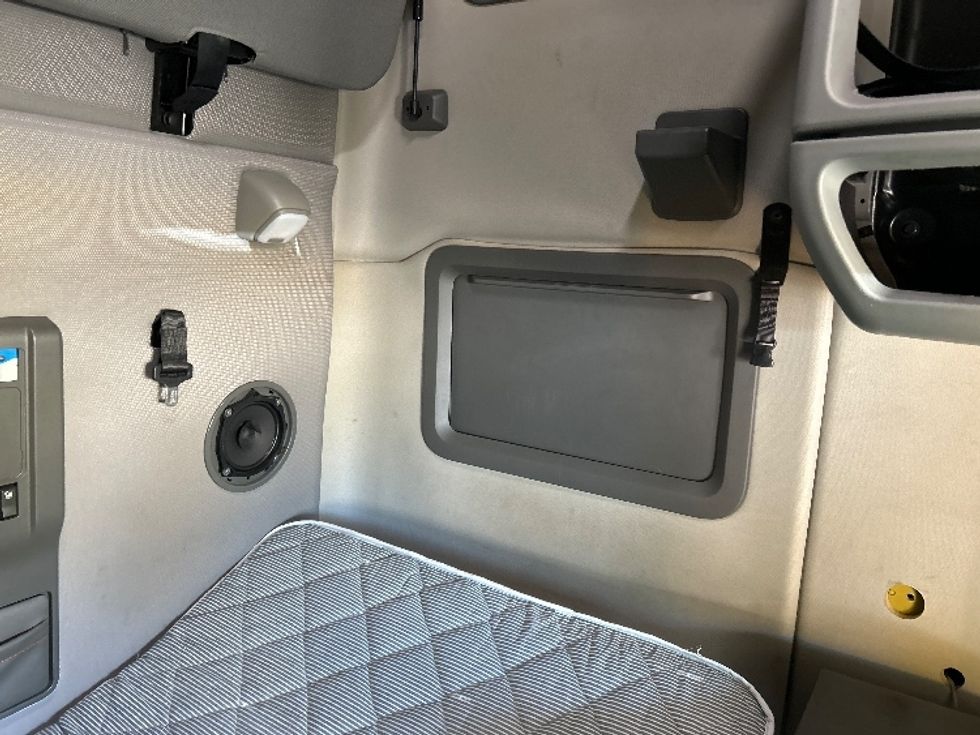 Sleeper Tractor-Heavy Duty Tractors-Volvo-2022-VNL64760-Poplar Bluff-MO-502,727\n\t\tmiles-$ 74,250 - Image 18