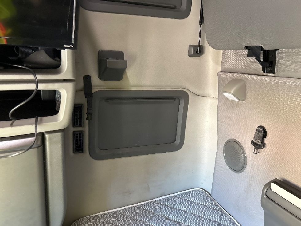 Sleeper Tractor-Heavy Duty Tractors-Volvo-2022-VNL64760-Poplar Bluff-MO-502,727\n\t\tmiles-$ 74,250 - Image 19