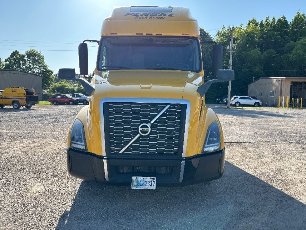 Sleeper Tractor-Heavy Duty Tractors-Volvo-2022-VNL64760-Poplar Bluff-MO-502,727\n\t\tmiles-$ 74,250 - Image 2