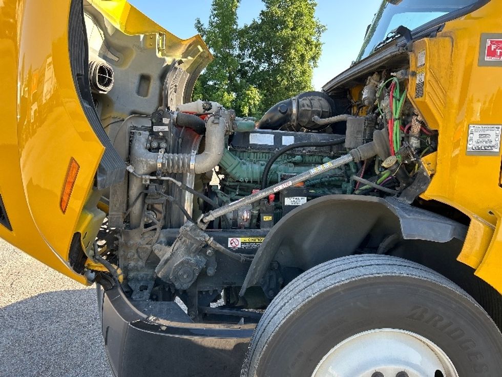 Sleeper Tractor-Heavy Duty Tractors-Volvo-2022-VNL64760-Poplar Bluff-MO-502,727\n\t\tmiles-$ 74,250 - Image 21