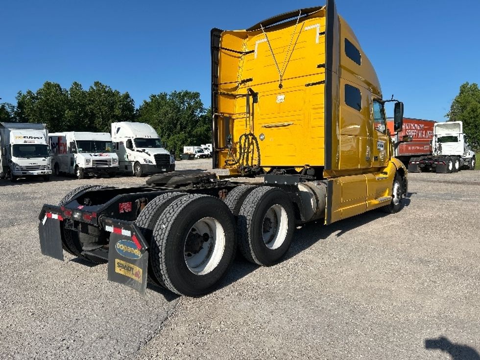 Sleeper Tractor-Heavy Duty Tractors-Volvo-2022-VNL64760-Poplar Bluff-MO-502,727\n\t\tmiles-$ 74,250 - Image 7