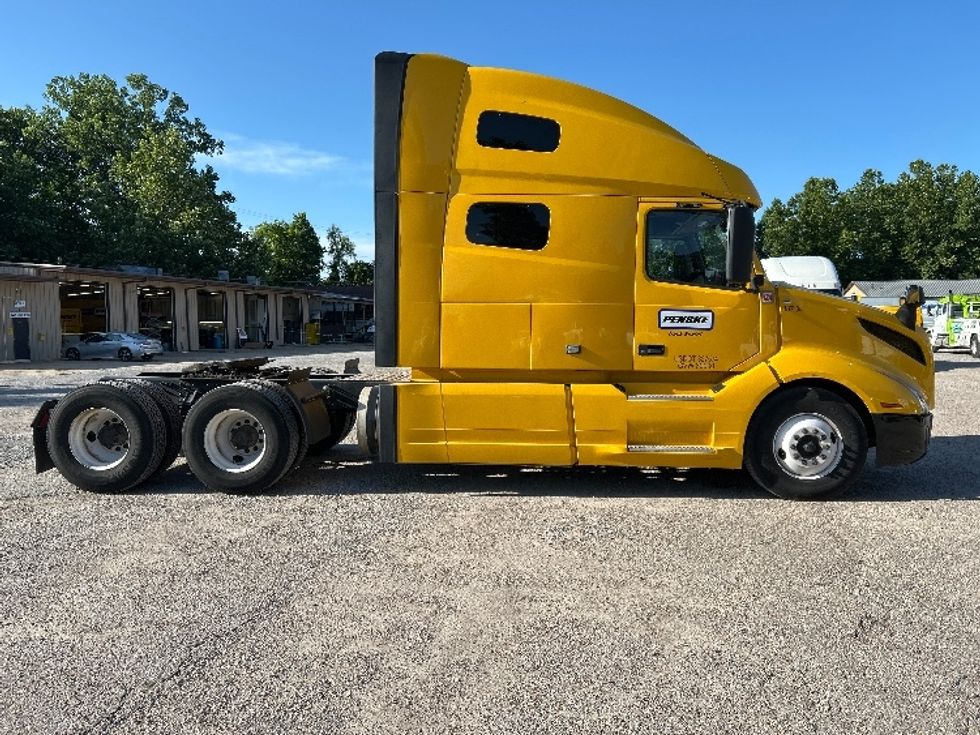 Sleeper Tractor-Heavy Duty Tractors-Volvo-2022-VNL64760-Poplar Bluff-MO-502,727\n\t\tmiles-$ 74,250 - Image 8