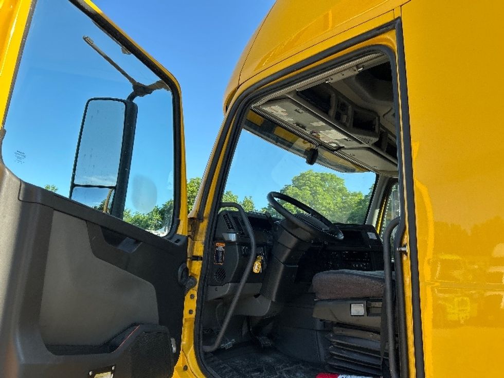Sleeper Tractor-Heavy Duty Tractors-Volvo-2022-VNL64760-Poplar Bluff-MO-502,727\n\t\tmiles-$ 74,250 - Image 9
