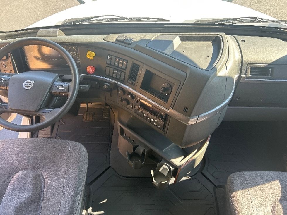 Sleeper Tractor-Heavy Duty Tractors-Volvo-2022-VNL64760-Portland-OR-241,328\n\t\tmiles-$ 108,750 - Image 12