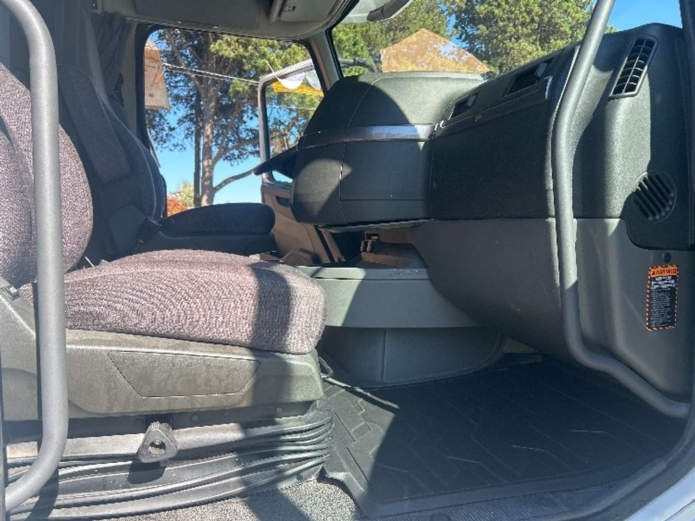 Sleeper Tractor-Heavy Duty Tractors-Volvo-2022-VNL64760-Portland-OR-241,328\n\t\tmiles-$ 108,750 - Image 13